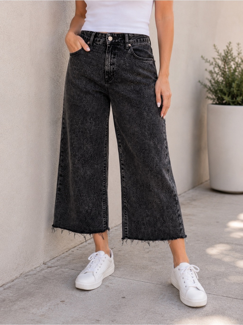 Refuge Black Acid Wash Cropped Wide Leg Jeans Raw Hem High Rise Size 7